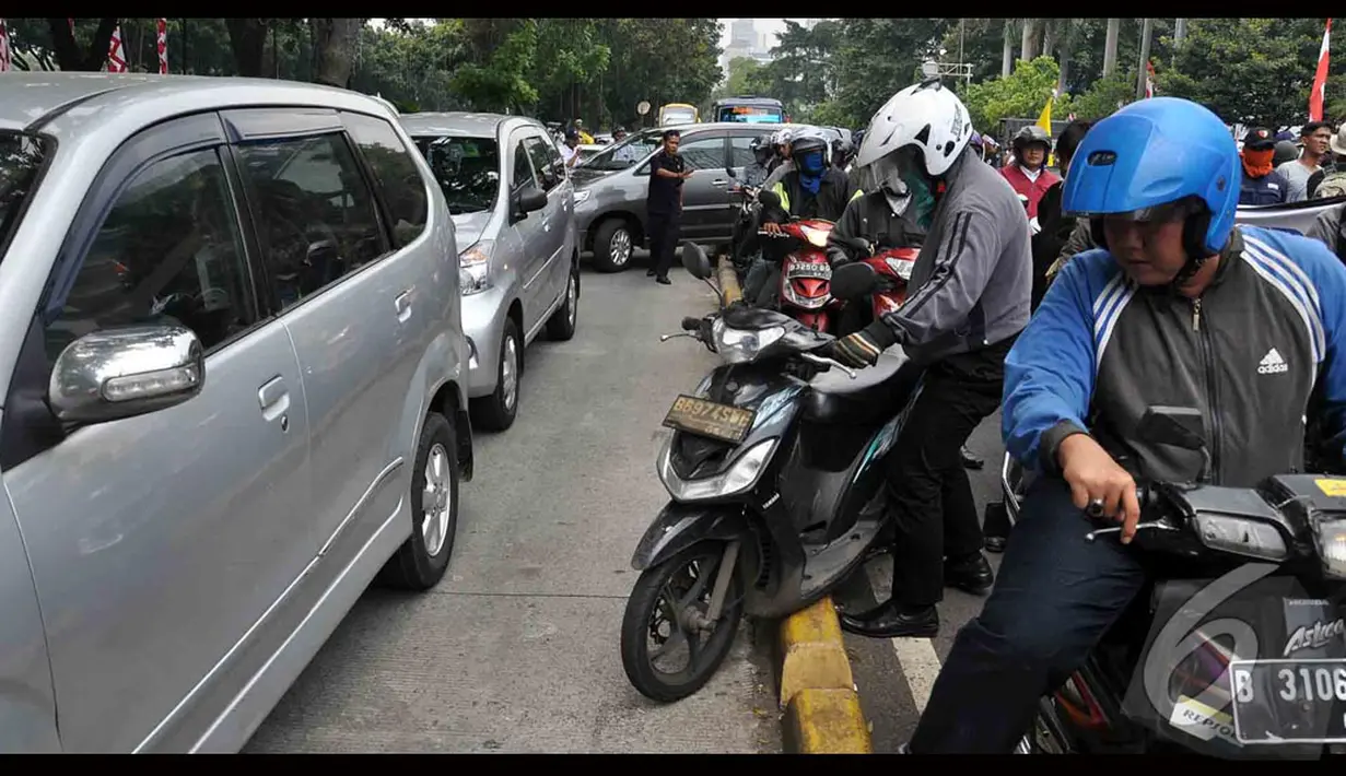Para pengendara baik mobil maupun motor terpaksa memasuki jalur busway agar terhindar dari kemacetan, Jakarta, Senin (18/8/2014) (Liputan6.com/Miftahul Hayat)