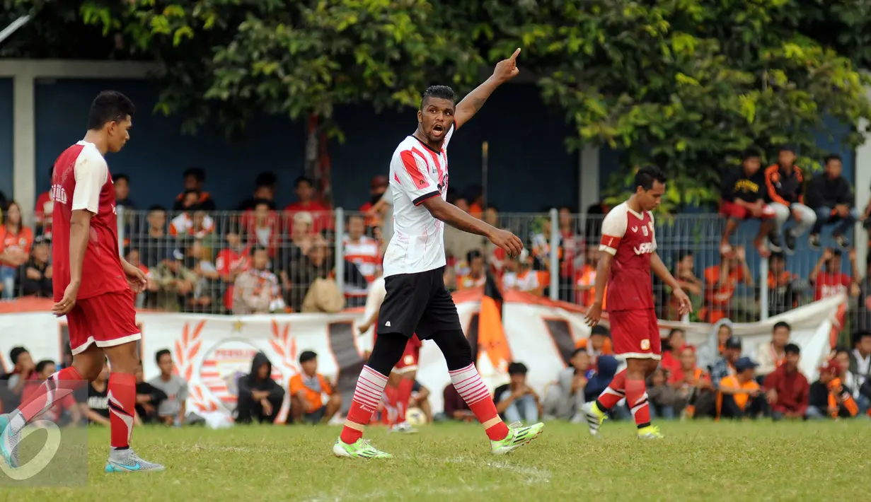 Pemain Asing Persija, Patrick Da Silva (tengah) memberikan arahan bagi rekannya saat laga uji coba di Stadion Bea Cukai, Jakarta, Selasa (5/4/2016). Patrick Da Silva berhasil mencetak satu gol untuk Persija. (Liputan6.com/Helmi Fithriansyah)