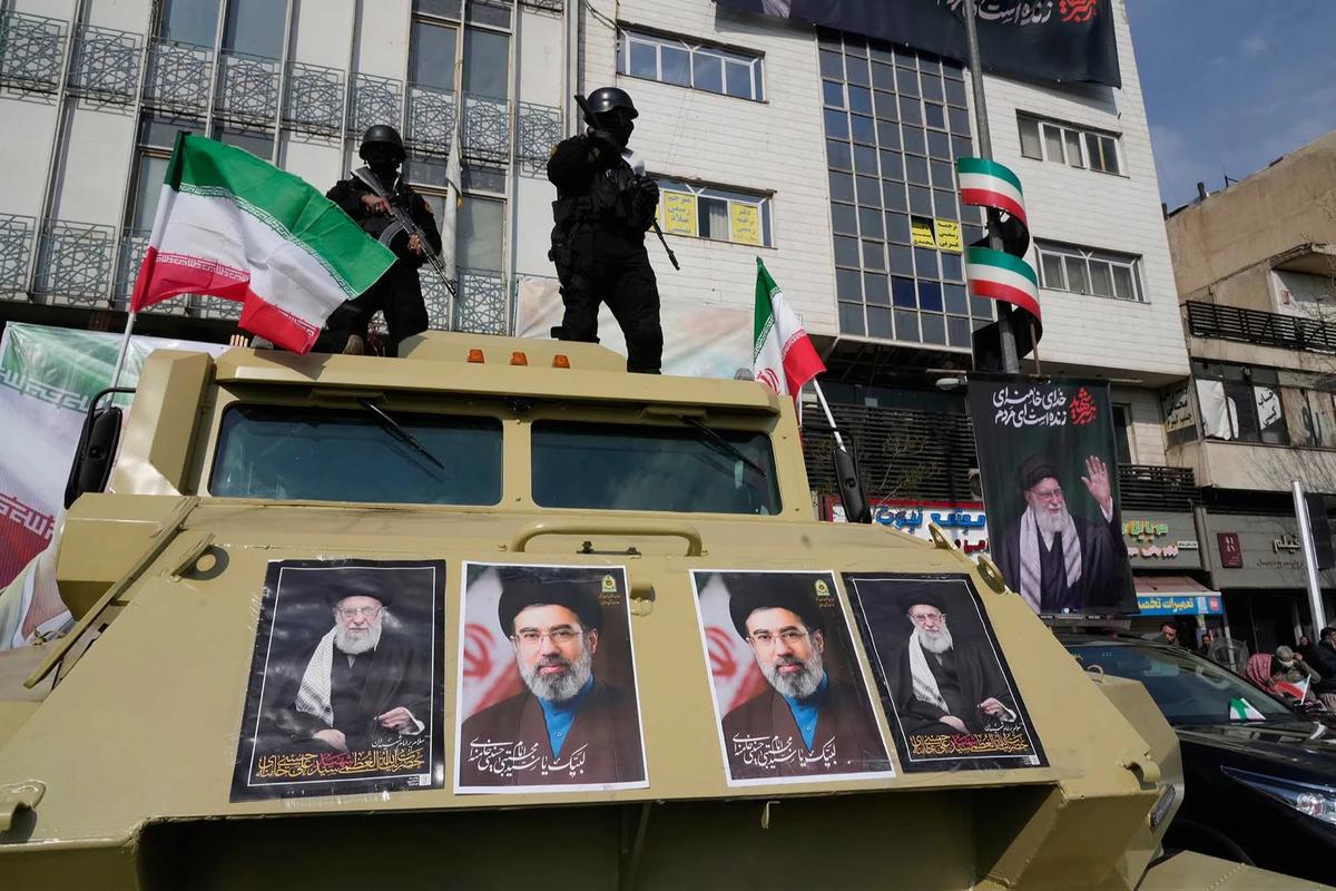 FOTO: Ribuan Warga Iran Turun ke Jalan Dukung Mojtaba Khamenei