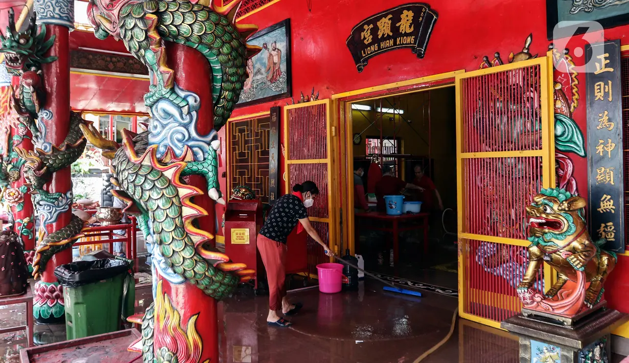 Warga keturunan Tionghoa melakukan ritual bersih-bersih di Vihara Amurva Bhumi, Jakarta, Sabtu (14/1/2022). Tradisi ini rutin dilakukan jelang perayaan Tahun Baru Imlek. (Liputan6.com/Johan Tallo)