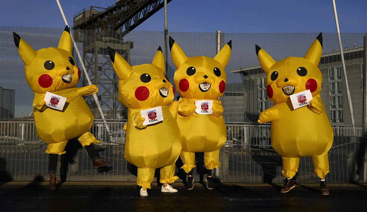 Aktivis berpakaian Pokemon Pikachu saat memprotes dukungan Jepang terhadap industri batu bara dekat KTT Iklim PBB COP26 di Glasgow, Skotlandia, 4 November 2021. KTT ini mengumpulkan para pemimpin dunia untuk menjabarkan visi mereka dalam mengatasi pemanasan global. (AP Photo/Alberto Pezzali)