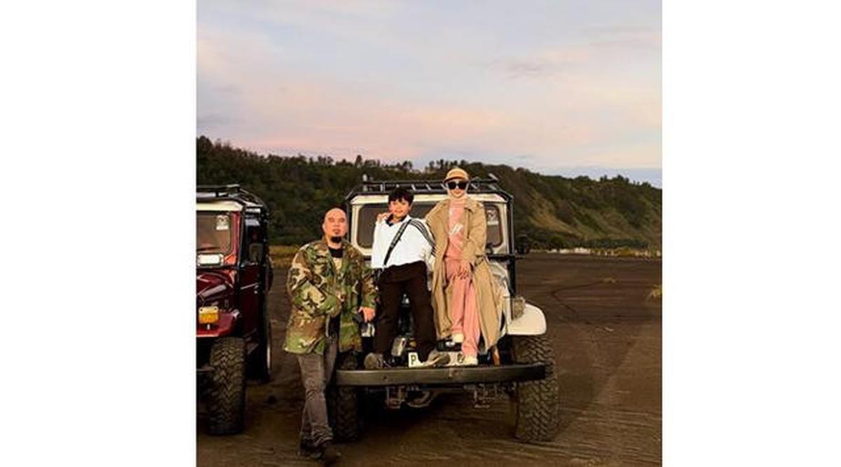 5 Gaya Kasual Mulan Jameela saat Liburan di Bromo, Outer dan Topi Visor Senada