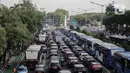 Kendaraan terjebak kemacetan di kawasan Jalan Thamrin dan Merdeka Barat, Jakarta, Senin (2/12/2019). Sejumlah ruas jalan di Jakarta mengalami kemacetan parah akibat aksi reuni 212 di kawasan Monas. (Liputan6.com/Faizal Fanani)