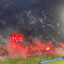 Suporter Bali United di tribun utara Stadion Kapten I Wayan Dipta saat menyalakan kembang api dan flare dalam pekan ke-33 BRI Super League 2025/2026 menghadapi Bhayangkara Presisi Lampung FC. (Alit Binawan/Bola.com)