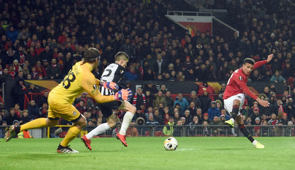 Greenwood kembali menunjukan kualitasnya sebagai pemain dan berhasil mencetak gol penyama kedudukan ketika Manchester United tertinggal satu gol dari Everton pada laga pekan ke-17 Premier League 2019/20 lalu. (AFP/Oli Scarff)
