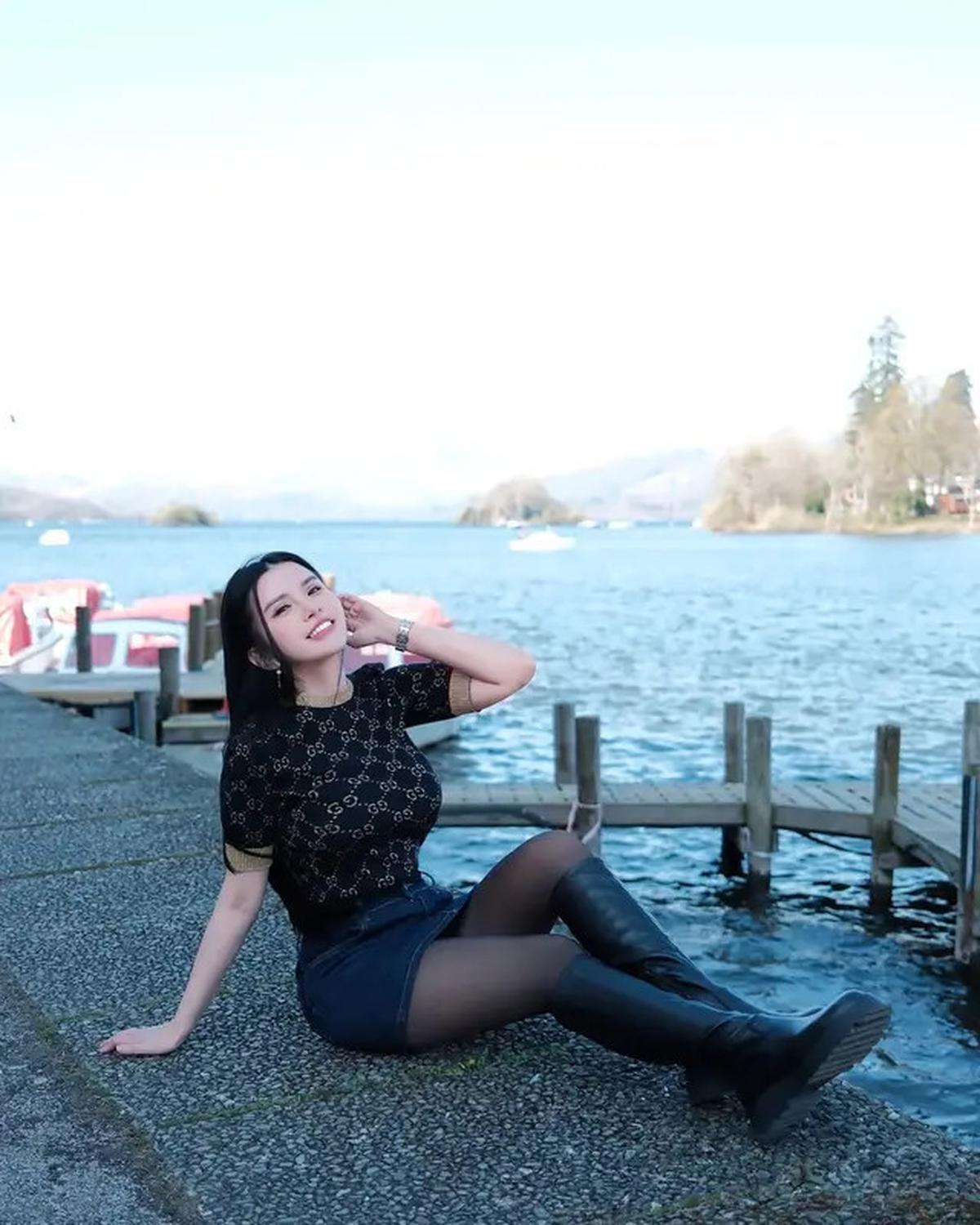 10 Outfit Liburan ala Maria Vania, dari Smart Casual hingga Preppy Modern yang Pas Banget