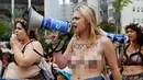 Seorang wanita peserta pawai "SlutWalk" tahunan berorasi di kota pantai Mediterania Israel Tel Aviv (4/5). Mereka memprotes budaya pemerkosaan dan pelecehan seksual yang ditujukan pada wanita. (AFP Photo/Jack Guez)