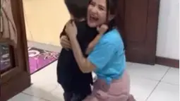 Rasa sayang ditunjukkan wanita bernama lengkap Prilly Mahatei Latuconsina kepada anak kecil. Dengan gemas, ia memeluk salah satunya. (Foto: Instagram/@prillylatuconsina96)