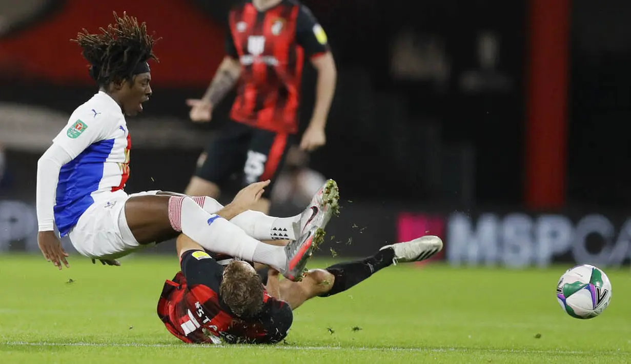 Pemain Bournemouth, Jack Stacey, berebut bola dengan pemain Crystal Palace, Eberechi Eze, pada laga Piala Liga Inggris di Stadion Dean Court, Rabu (16/9/2020). Bournemouth menang lewat adu penalti dengan skor 11-10. (AP Photo/Kirsty Wigglesworth, Pool)