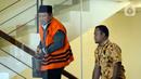 Bupati nonaktif Sidoarjo Saiful Ilah (kiri) menaiki tangga menuju ruang pemeriksaan di Gedung KPK, Jakarta, Jumat (6/3/2020). Saiful Ilah diperiksa sebagai tersangka untuk melengkapi berkas terkait dugaan menerima suap proyek infrastruktur di Dinas PUPR Kabupaten Sidoarjo. (merdeka.com/Dwi Narwoko)