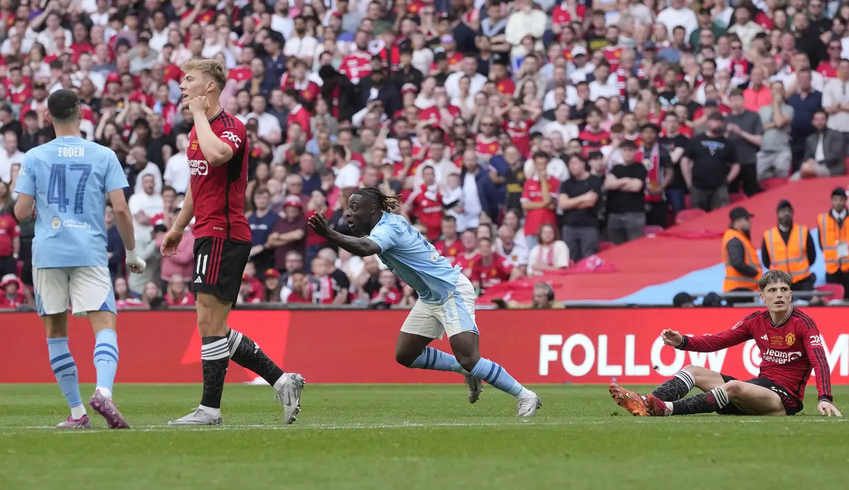 Selebrasi gelandang Manchester City, Jeremy Doku setelah mencetak gol ke gawang Manchester United pada laga final Piala FA 2023/2024 di Wembley Stadium, London, Sabtu (25/5/2024). (AP Photo/Kin Cheung)