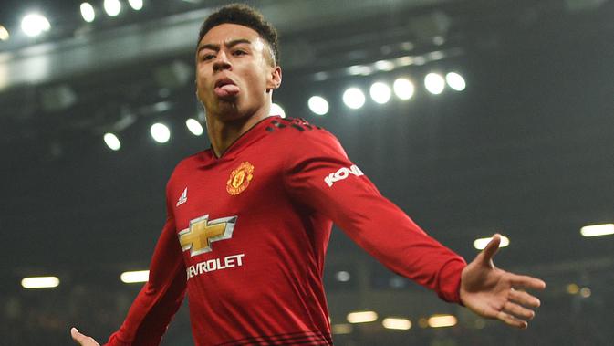 Gelandang Manchester United, Jesse Lingard berselebrasi usai mencetak gol ke gawang Arsenal pada lanjutan Liga Inggris di stadion Old Trafford (5/12). Gol Lingard ini menyelamatkan MU dari kekalahan atas Arsenal. (AFP Photo/Oli Scarff)