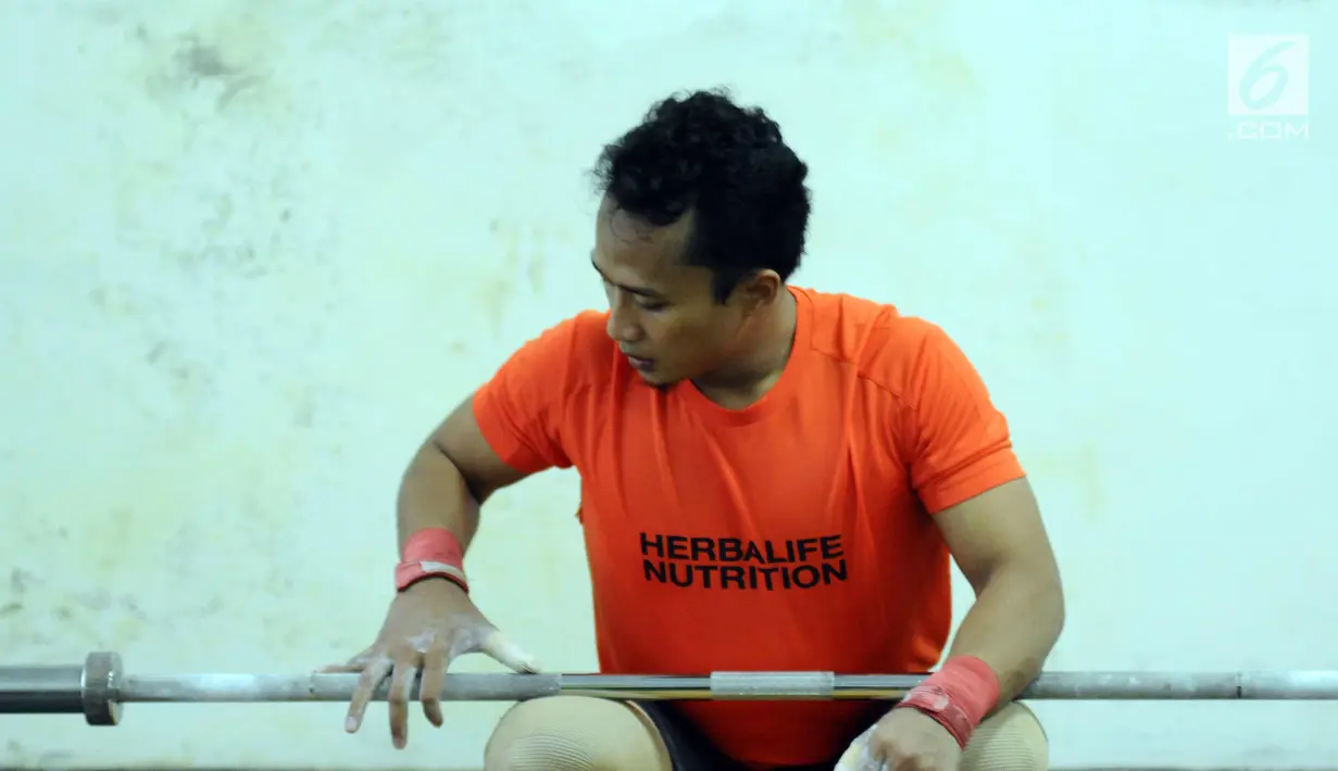 Lifter putra Triyatno saat latihan jelang tes prestasi pelatnas angkat besi Asian Games 2018 di Mako Lanmar Jakarta, Selasa (6/3). Tes prestasi ini untuk mengukur kemajuan atlet jelang Asian Games 2018. (Liputan6.com/Helmi Fithriansyah)