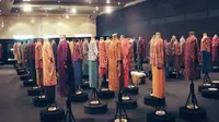 Desainer papan atas Indonesia, Oscar Lawalata menggelar pameran bertajuk "I Am Indonesian" di Museum Nasional hingga 2 Mei 2016 mendatang.