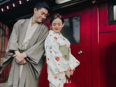Pasangan selebriti ini membagikan momen saat liburan ke Jepang di Instagram masing-masing. Selain mengunjungi berbagai wisata dan menjajal kuliner, Ifan Seventeen dan Citra Monica tak melewatkan untuk mencoba memakai baju tradisional Jepang. (Liputan6.com/IG/@ifanseventeen)