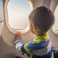 Anak naik pesawat terbang/copyright Shutterstock.com