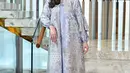 Maia Estianty mencuri perhatian dalam balutan calitha set dress berwarna lilac yang terbuat dari material silk yang flowy, comfy, dan elegan. Dress tersebut dilengkapi dengan outer beraksen beads yang mewah. [@geulis.id]