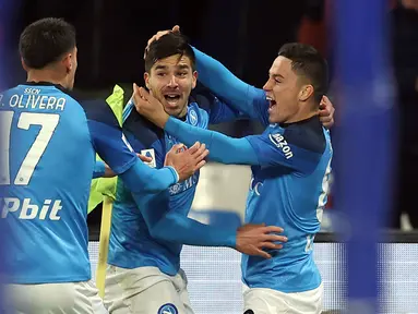 Pemain Napoli Giovanni Simeone (tengah) merayakan bersama rekan-rekan setimnya usai mencetak gol ke gawang AS Roma pada pertandingan sepak bola Liga Italia di Stadion Diego Armando Maradona, Naples, Italia, 29 Januari 2023. Napoli makin kokoh puncaki klasemen sementara Liga Italia usai mengalahkan AS Roma dengan skor 2-1. (Alessandro Garofalo/LaPresse via AP )