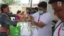 Peserta melakukan vaksin saat mengikuti lomba kucing mirip Bobby The Cat milik capres Prabowo Subianto di DPP Partai Gerindra, Jakarta, Sabtu (9/3). Para tamu yang datang diperbolehkan memanjakan kucingnya. (Liputan6.com/Herman Zakharia)