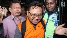 Wakil Direktur RSUD Kardinah Tegal, Cahyo Supardi usai menjalani pemeriksaan di gedung KPK, Jakarta, Rabu (30/8). Cahyo Supardi menjadi tersangka kasus suap terkait dengan pengelolaan jasa kesehatan di RSUD Kardinah.(Liputan6.com/Helmi Afandi)