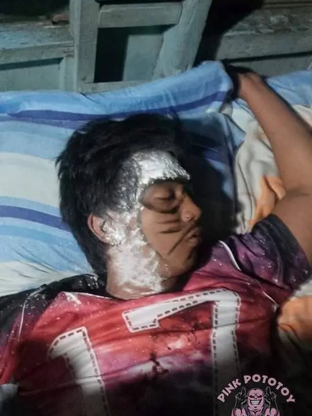 6 Tingkah Gokil Iseng ke Sahabat yang Tidur, Absurd Enggak Ada Akhlak
