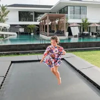 Terlihat bermain riang, Natusha mengenakan baloon dress lengan panjang bermotif bunga yang bernuansa biru. Rambutnya juga terlihat dikuncir ke atas, membuatnya tampak lebih gemas. Foto: Instagram.