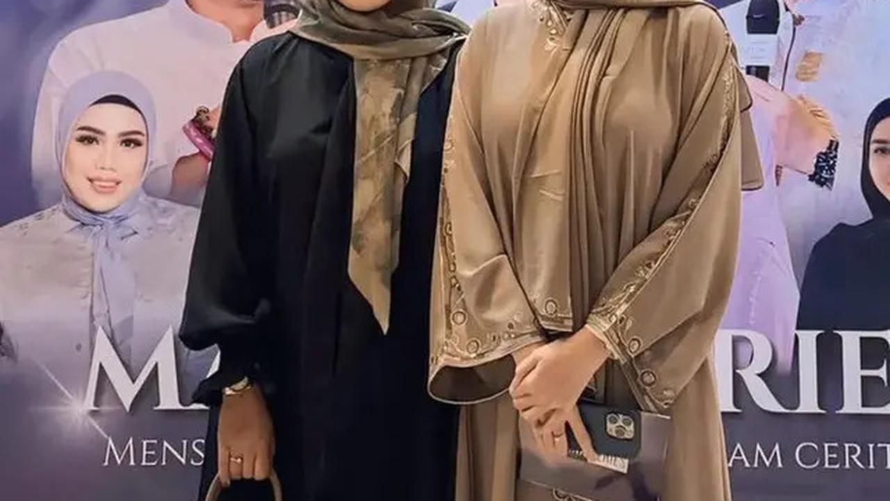 Gaya Aura Kasih Padukan Gamis dengan Tas dan Sandal Hermes saat Hadir Kajian