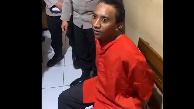 Pria 40 tahun yang menguntit dan mengganggu anak SMA di Tasikmalaya hingga menyebabkan trauma dan perusakan properti akhirnya ditahan kepolisian (Foto: Screen capture video IG @tasikasik.id).