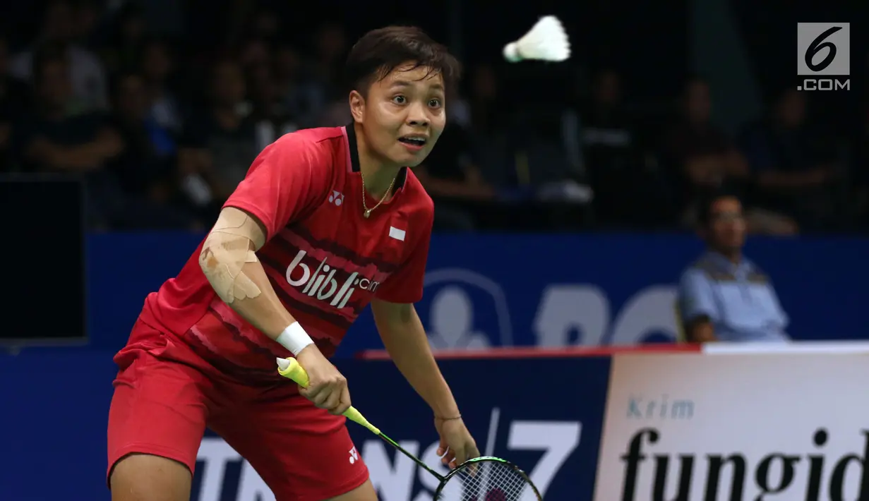 Ganda Putri Indonesia, Apriyani Rahayu mengembalikan kok ke arah Chang Ye Na/Lee So Hee (Korsel) di Babak Kedua Indonesia Open 2017, Jakarta, Kamis (15/6). Greysia/Apriyani kalah 18-21, 14-21. (Liputan6.com/Helmi Fithriansyah)