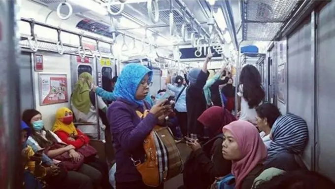 Anti Mati Gaya, Lakukan 8 Hal Ini Saat Sendirian di Commuter Line
