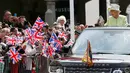 Ratu Inggris Elizabeth II berada di mobil menyapa warga dalam acara perayaan hari ulang tahunnya ke-90 di Istana Windors, Berkshire, Inggris (21/4/2016). (AFP PHOTO/John Stillwell)