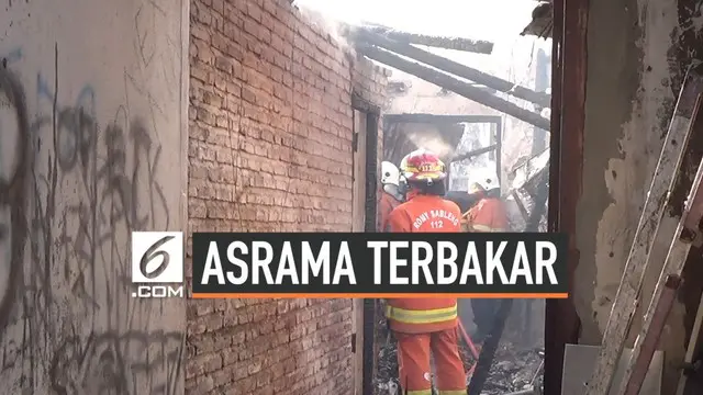 Kebakaran melanda asrama polisi Polsek Tandes Surabaya Jawa Timur. Belasan mobil pemadam kebakaran dikerahkan untuk memadamkan kobaran api.