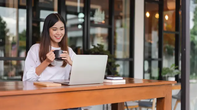 wanita juli tenang usia 40