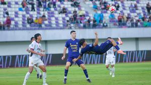 Tendangan salto striker Persita Tangerang, Hokky Caraka membobol gawang Persik Kediri dalam laga pekan ke-15 BRI Super League 2025/2026 di Indomilk Arena, Tangerang, Minggu (21/12/2025). (Bola.com/Muhammad Iqbal Ichan)