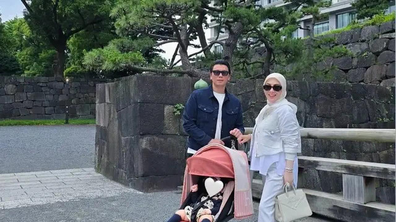 6 Potret Outfit Lebaran Baby R Anak Syahrini dan Reino Barack saat Iduladha 2025, Masih Kecil Sudah Tampil Modis dan Elegan
