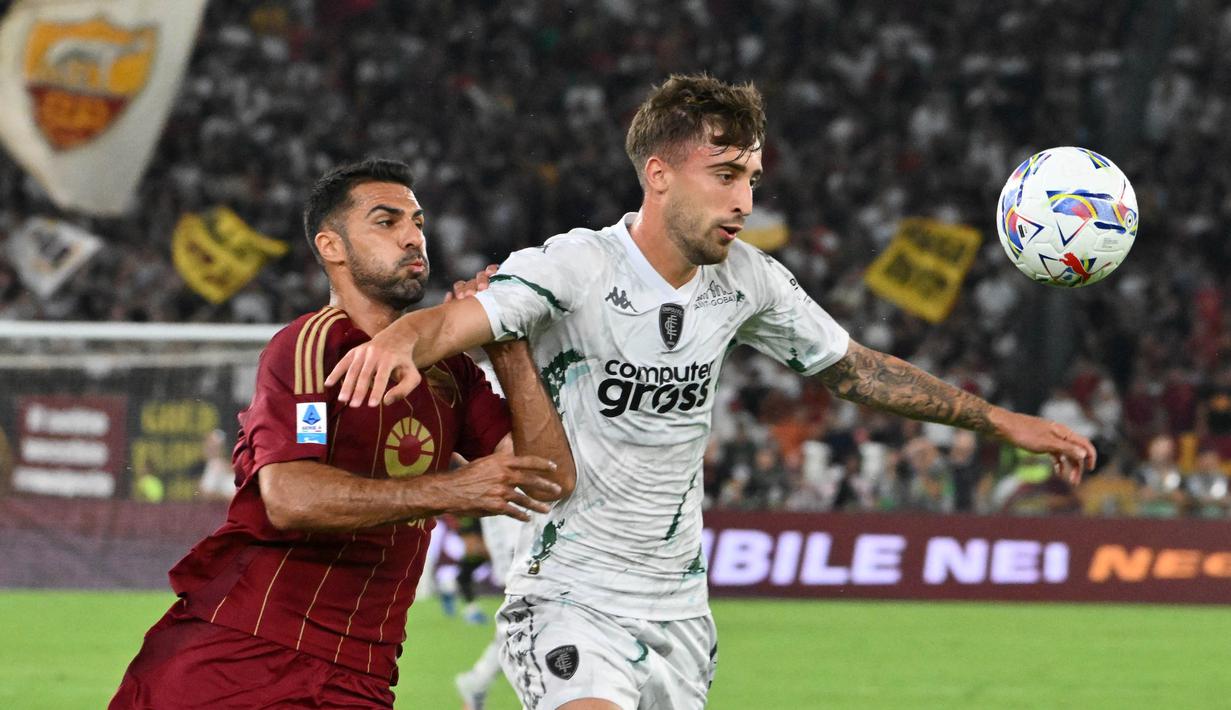 AS Roma tertinggal lebih dulu setelah pemain Empoli, Emmanuel Gyasi mencetak gol di menit akhir babak pertama. (Alberto PIZZOLI/AFP)