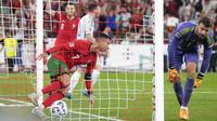 CR7 mencetak gol penentu pada menit ke-88 lewat sontekan jarak dekat meneruskan crossing Nuno Mendes. Skor 2-1 menjadi hasil akhir laga ini. (AP Photo/Armando Franca)