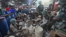 Sekitar 70-an warga direkrut untuk memenuhi peningkatan permintaan kue keranjang jelang perayaan Imlek. (merdeka.com/Arie Basuki)