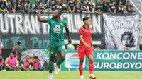 Bek Persebaya Surabaya, Yohanes Kandaimu melakukan selebrasi di hadapan Bonek setelah mencetak gol ke gawang Persija Jakarta pada laga Anniversary Game di Stadion Gelora Bung Tomo, Surabaya, Minggu (18/6/2023) sore WIB. (Bola.com/Wahyu Pratama)