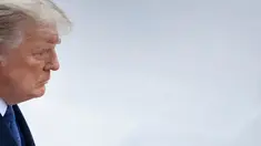 Presiden Donald Trump tiba untuk upacara peletakan karangan bunga di Makam Prajurit Tidak Dikenal pada Hari Veteran di Pemakaman Nasional Arlington di Arlington, Virginia, Rabu (11/11/2020). Trump pertama kalinya muncul ke publik sejak kalah dari Joe Biden dalam Pilpres AS. (Brendan Smialowski/AFP)