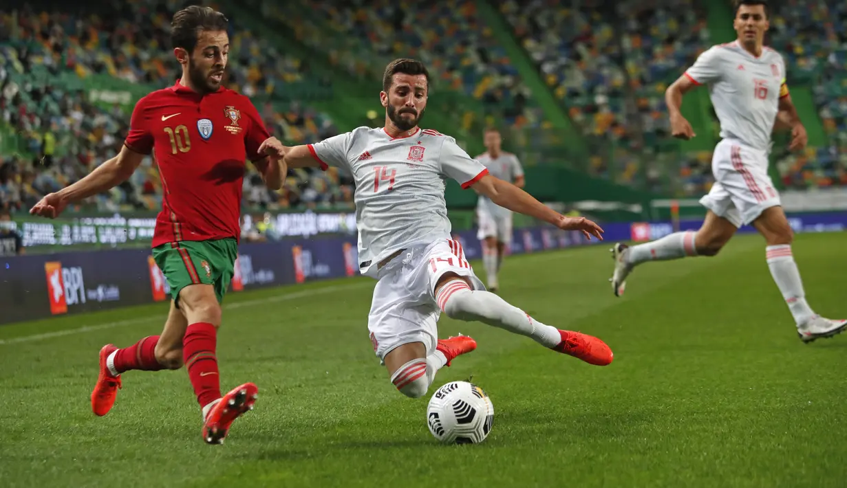 Bek Spanyol, Gaya berusaha menghalau bola yang dibawa gelandang Portugal, Bernardo Silva pada pertandingan persahabatan di stadion Jose Alvalade di Lisbon, Rabu (7/10/2020). Spanyol bermain imbang 0-0 atas Portugal. (AP Photo/Armando Franca)
