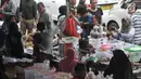 Suasana saat warga berburu makanan dan minuman untuk berbuka puasa atau takjil di kawasan Bendungan Hilir, Jakarta, Kamis (17/5). (Merdeka.com/Iqbal Nugroho)