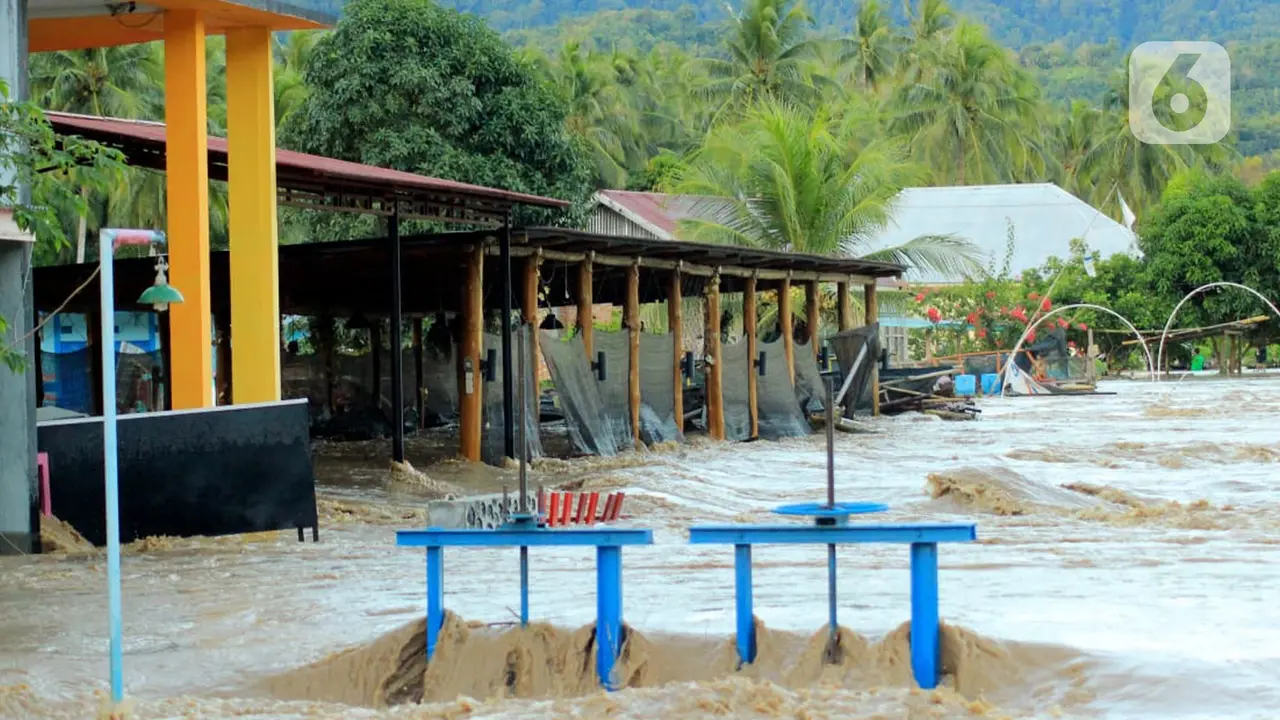 Dramatis, Evakuasi Warga Terdampak Banjir Bandang di Bone Bolango