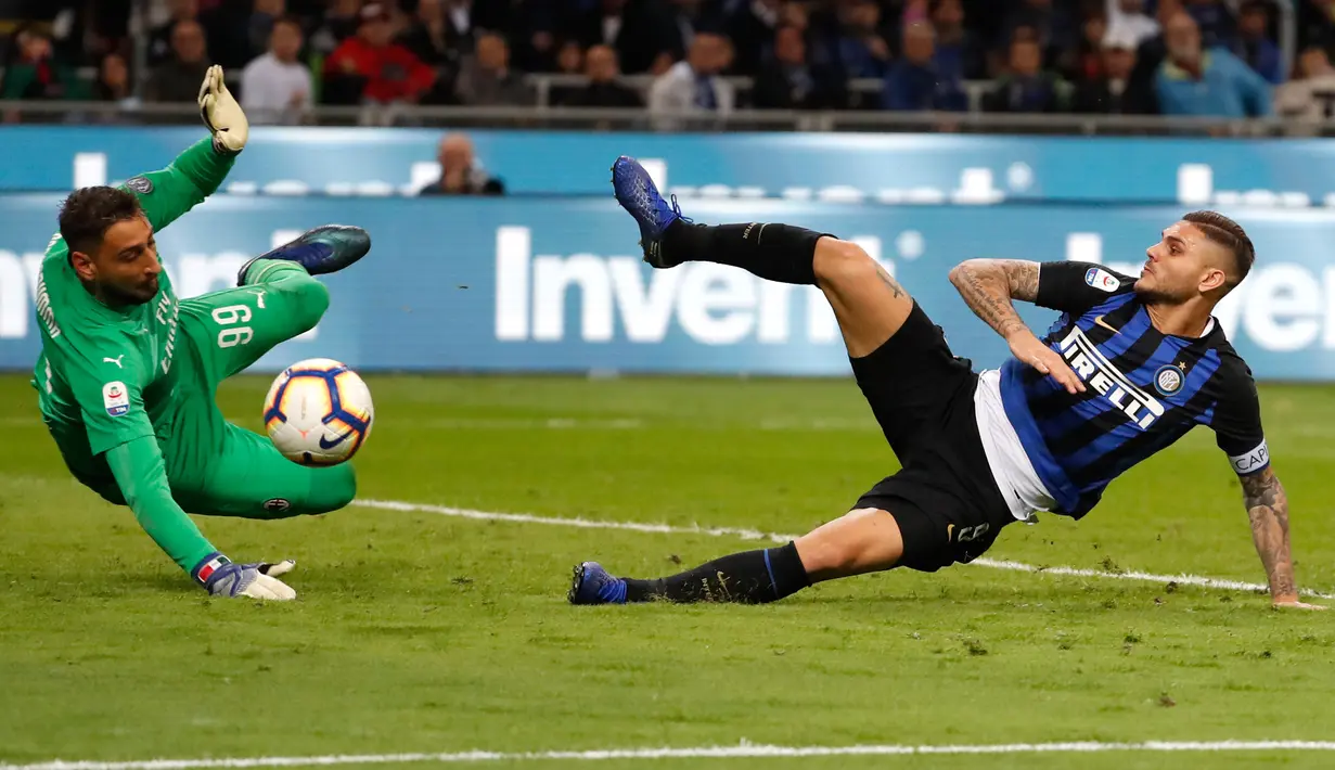 Pemain Inter Milan, Mauro Icardi (kanan) mencoba mencetak gol ke gawang kiper AC Milan, Gianluigi Donnarumma pada laga Serie A di Stadion San Siro, Milan, Italia, Minggu (21/10). Inter Milan menang atas AC Milan. (AP Photo/Antonio Calanni)