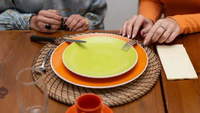 7 Etika Makan di Restoran, Perhatikan ketika Memulai dan Mengakhiri