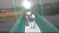 Detik-detik jembatan di India sebelum runtuh. Video ini viral di Twitter.