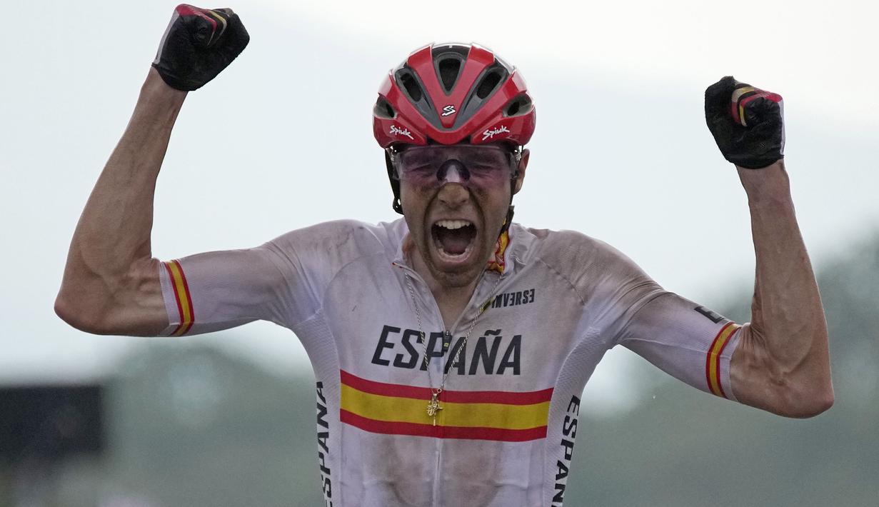 David Valero Serrano dari Spanyol bereaksi saat dirinya memenangkan medali perunggu selama kompetisi sepeda gunung lintas negara putra di Olimpiade Musim Panas 2020, Senin, 26 Juli 2021, di Izu, Jepang. (AP/Christophe Ena)