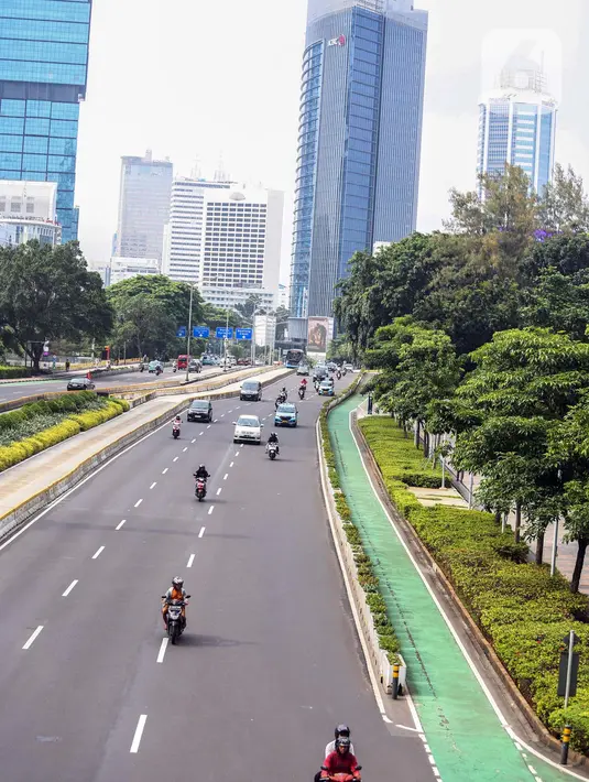 Arus lalu lintas di sejumlah ruas jalan protokol DKI Jakarta yang biasanya padat terpantau lenggang pada Selasa (12/3/2024) siang. (Liputan6.com/Angga Yuniar)