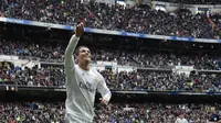 Bintang Real Madrid, Cristiano Ronaldo mencetak dua gol saat timnya menang atas Valencia pada lanjutan La Liga Spanyol pekan ke-37 di Stadion Santiago Bernabeu, (8/5/2016). (AFP/Javier Soriano)