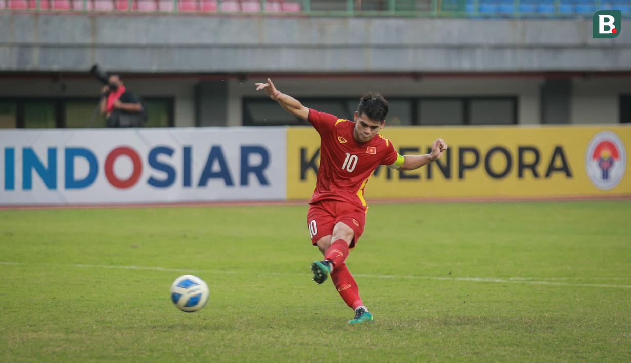 Pemain Vietnam U-19, Khuat Van Khang melepaskan tendangan penalti saat melawan Thailand U-19 pada laga perebutan tempat ketiga Piala AFF U-19 2022 di Stadion Patriot Chandrabhaga, Bekasi, Jumat (15/7/2022). (Bola.com/Bagaskara Lazuardi)